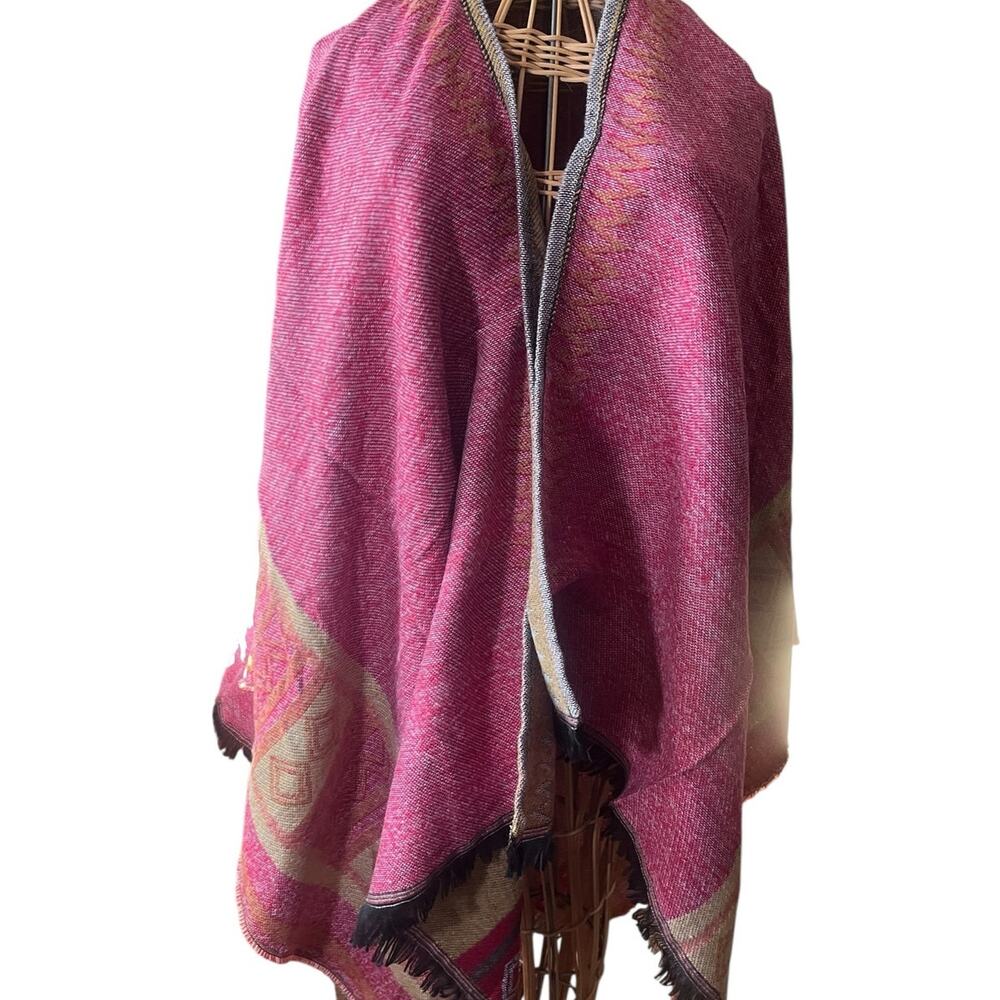 Clearance -Reversible Red and Tan Tribal Pattern Kimono, OSFM NWT